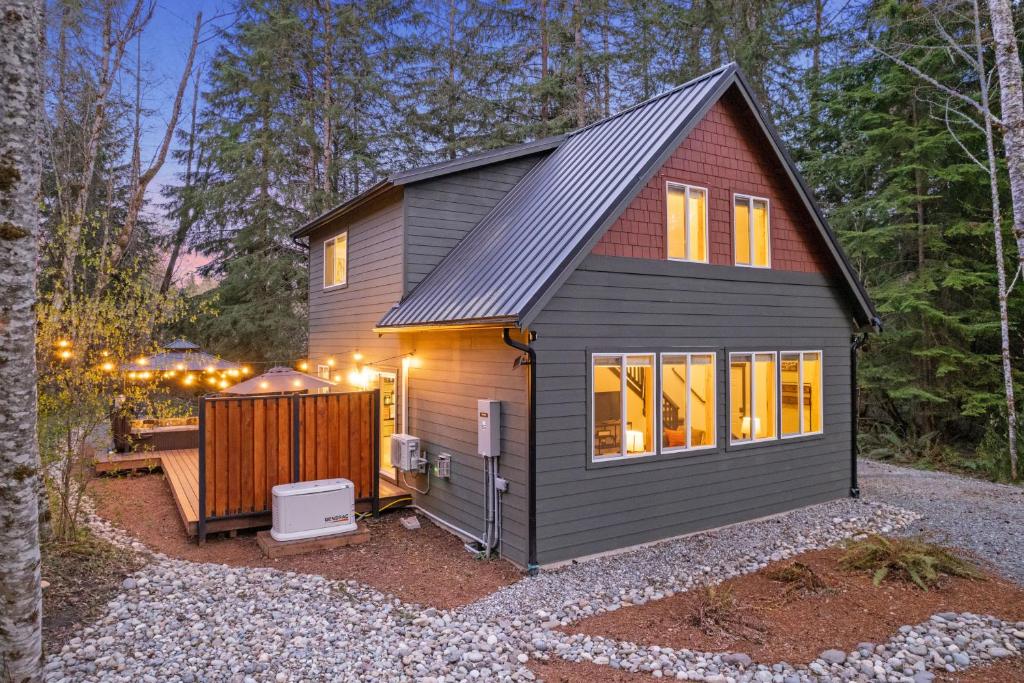 una casa pequeña con cenador en Hikers Haven with Hot Tub - Near Mt Rainier! en Ashford