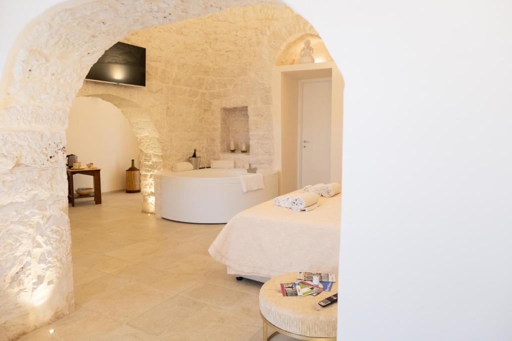 - une chambre avec 2 lits et une salle de bains avec lavabo dans l'établissement Iconica Luxury Suites, à Alberobello