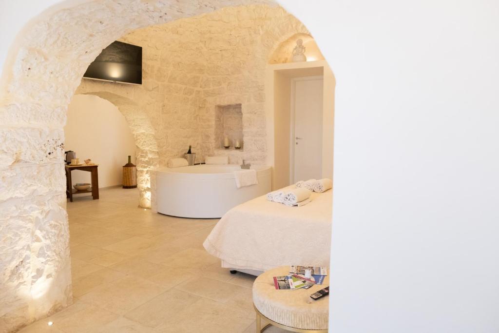 Ένα μπάνιο στο Iconica Luxury Suites