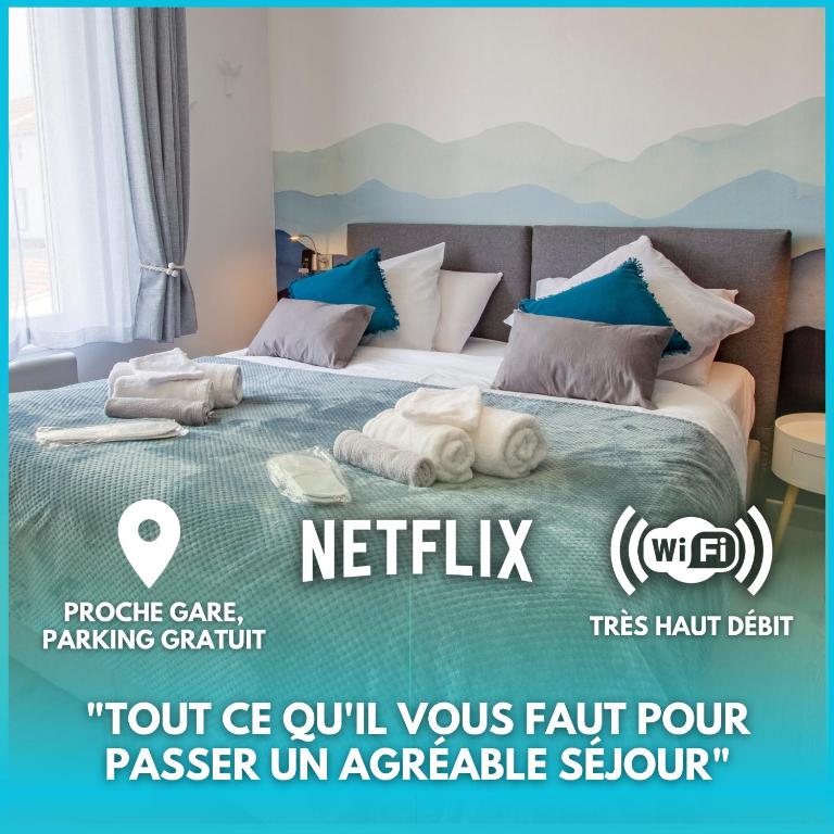 une chambre d'hôtel avec un lit avec des serviettes dessus dans l'établissement Cocon d'Hiver - Netflix & Wifi - Parking Gratuit - check-in 24H24 - Kit Bébé disponible sur demande - Emplacement Vélos - GoodMarning, à Châlons-en-Champagne