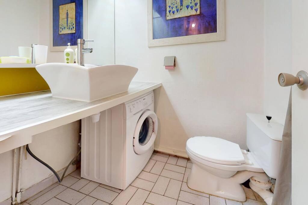 La salle de bains est pourvue de toilettes, d'un lavabo et d'un lave-linge. dans l'établissement Studio 4 couchages avec piscine d'été vue port, au Cap d'Agde