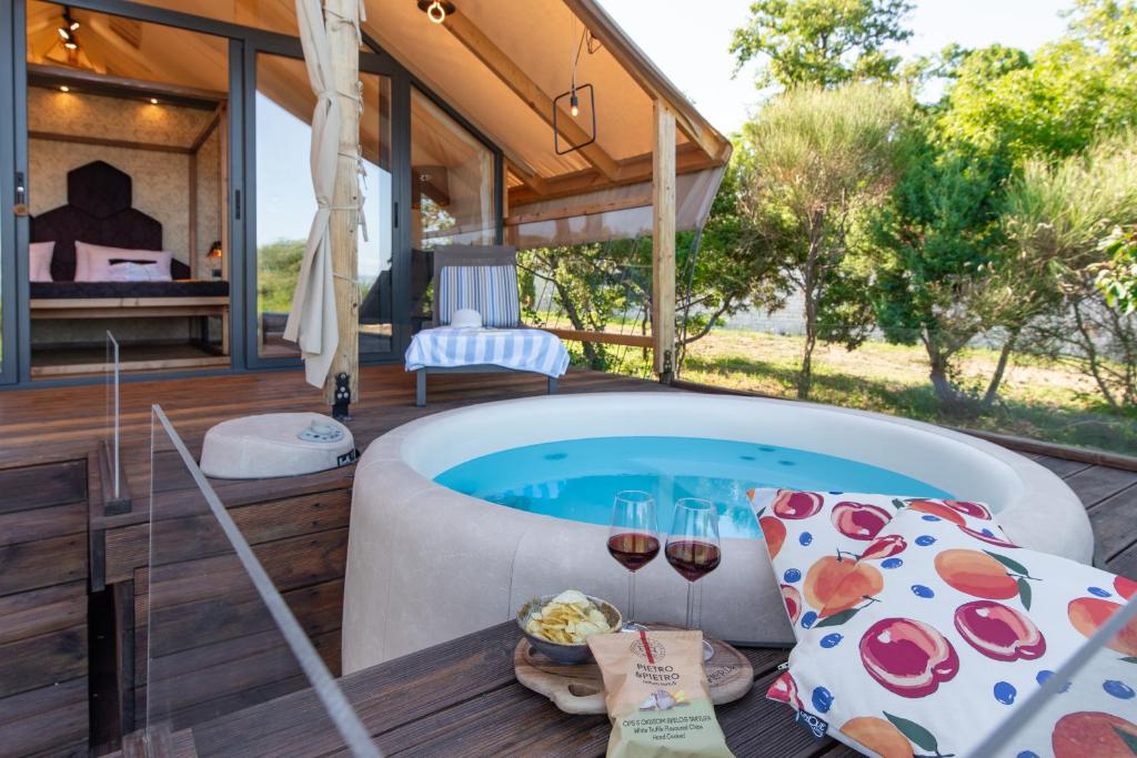Bazén v ubytování Floria Glamping Garden nebo v jeho okolí