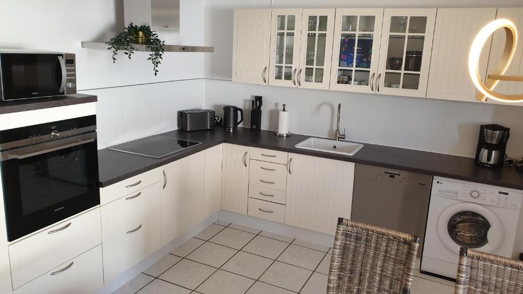 Kuchyň nebo kuchyňský kout v ubytování BIG Apartment - 150qm in Bad Liebenwerda