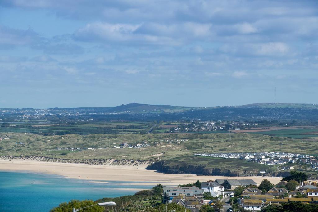 Blick auf den Strand und das Meer in der Unterkunft Cedar Lodge in Carbis Bay