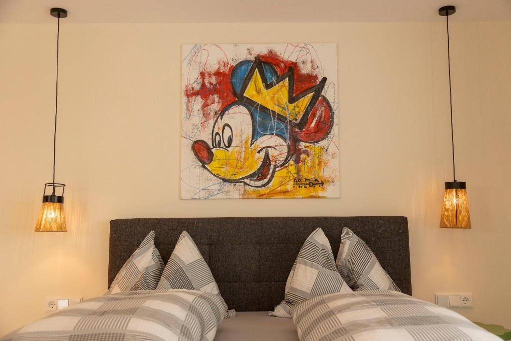 - une chambre avec un lit orné d'une peinture murale dans l'établissement SEE & The City City Apartment, à Sankt Wolfgang im Salzkammergut