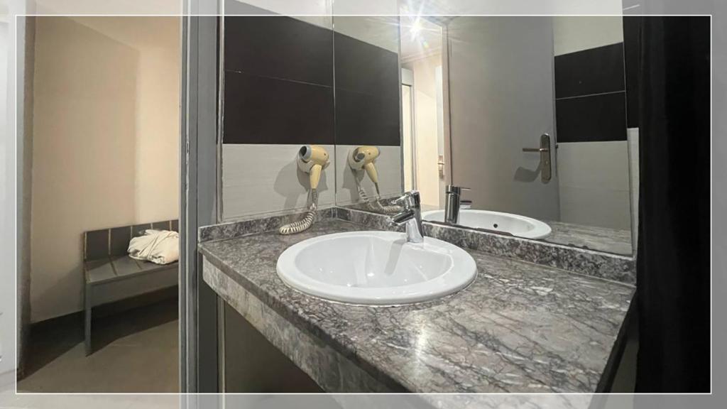 Salle de bains dans l'établissement Hotel Al Massira