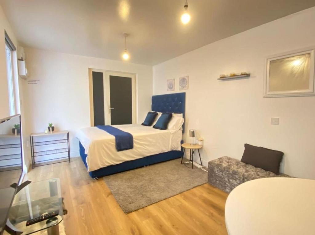 Łóżko lub łóżka w pokoju w obiekcie Private Studio Outhouse near Heathrow- Free Parking