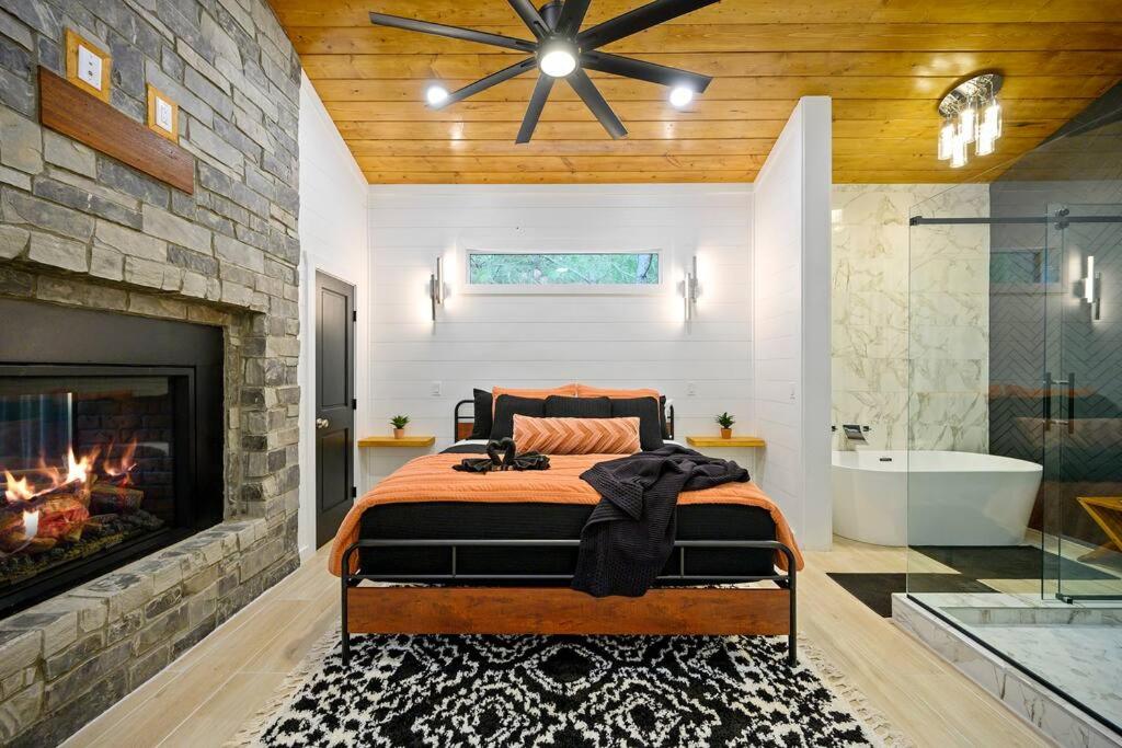 The Ember House - Luxury Honeymoon Cabin photo