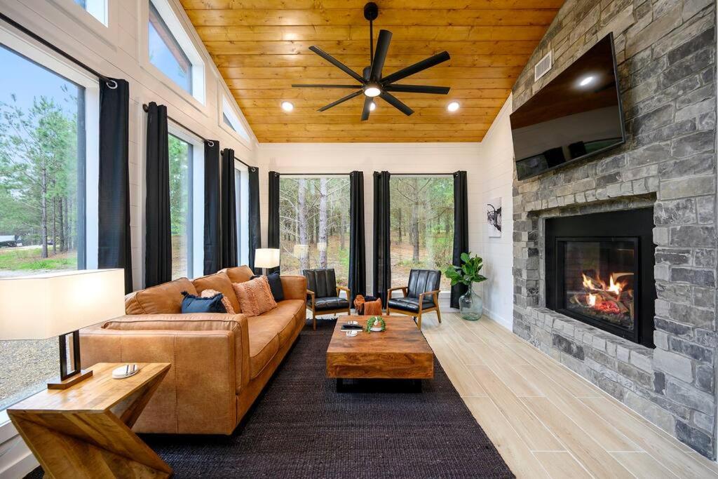 The Ember House - Luxury Honeymoon Cabin photo
