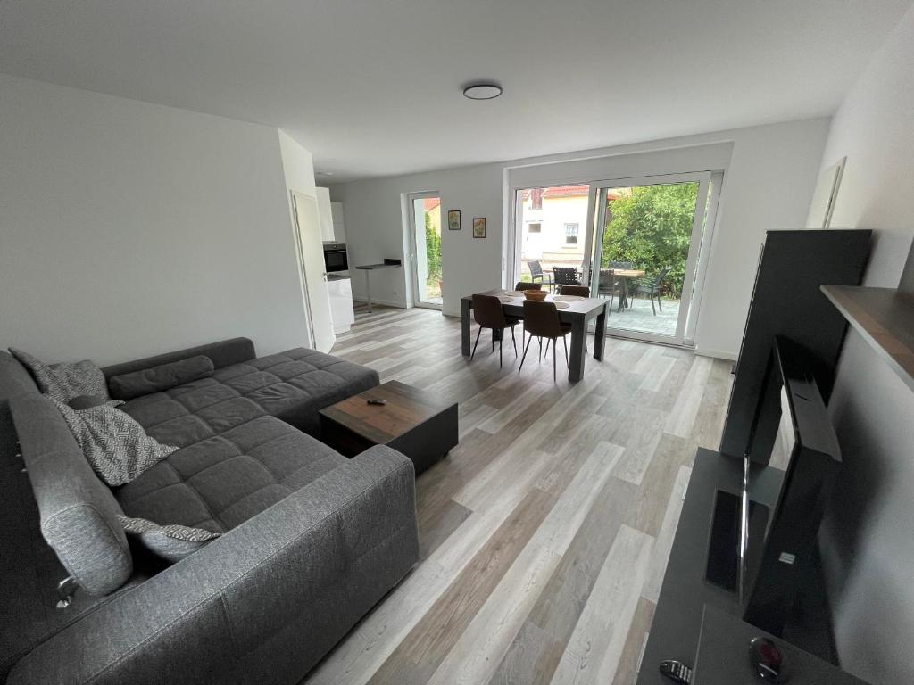 ein Wohnzimmer mit einem Sofa und einem Tisch in der Unterkunft Ferienhaus Helfert FeWo 1 in Niemtsch