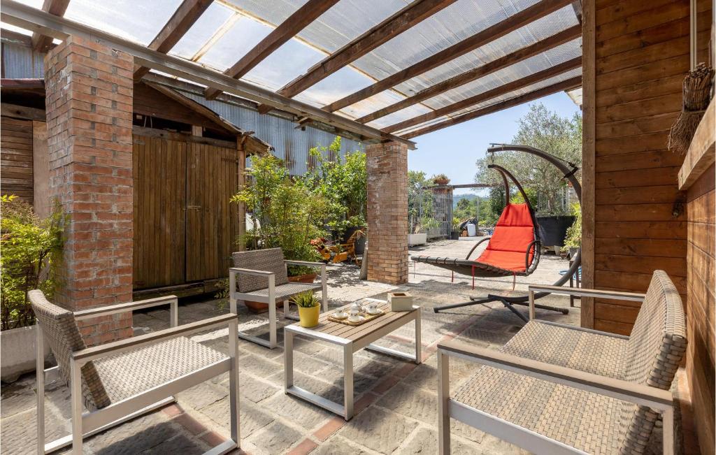 eine Terrasse mit 2 Stühlen und einem Tisch in der Unterkunft 5 Bedroom Gorgeous Home In Podenzana in Podenzana