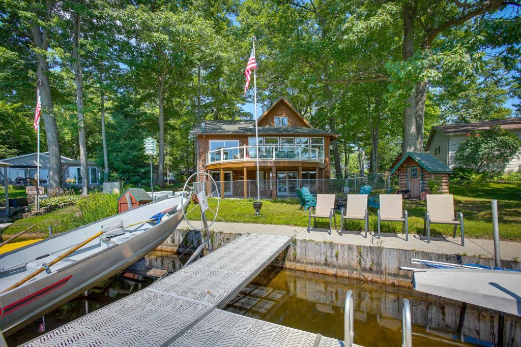 Lakefront Cadillac Retreat with Sauna and Boating!, Cadillac (updated