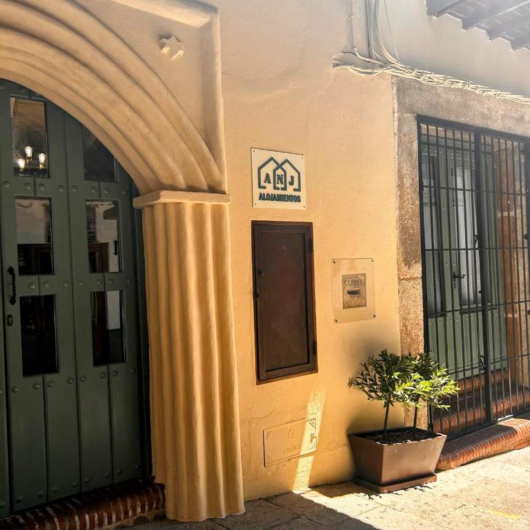un edificio con una columna junto a una puerta en ANJ ESTUDIO TEMPLETE, en Guadalupe