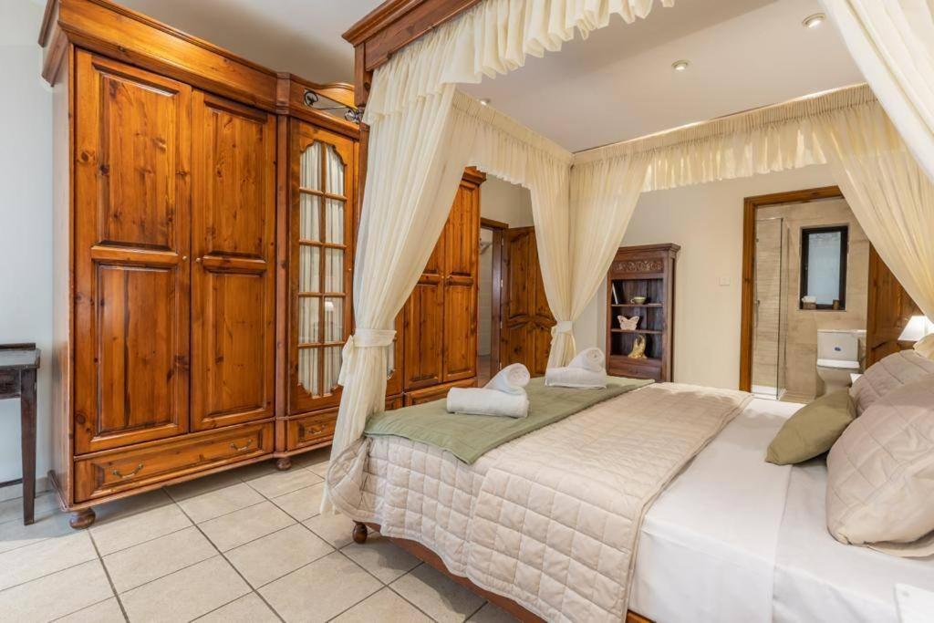 Postel nebo postele na pokoji v ubytování Maisonette filled with Maltese charm in the south of Malta