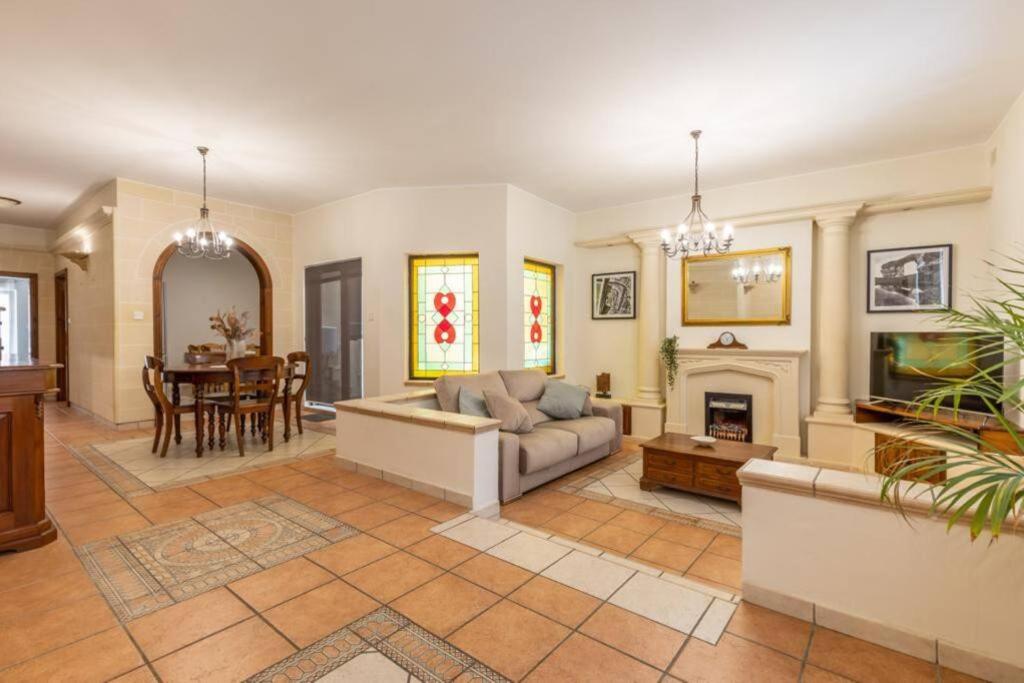- un salon avec un canapé et une cheminée dans l'établissement Maisonette filled with Maltese charm in the south of Malta, à Marsaskala