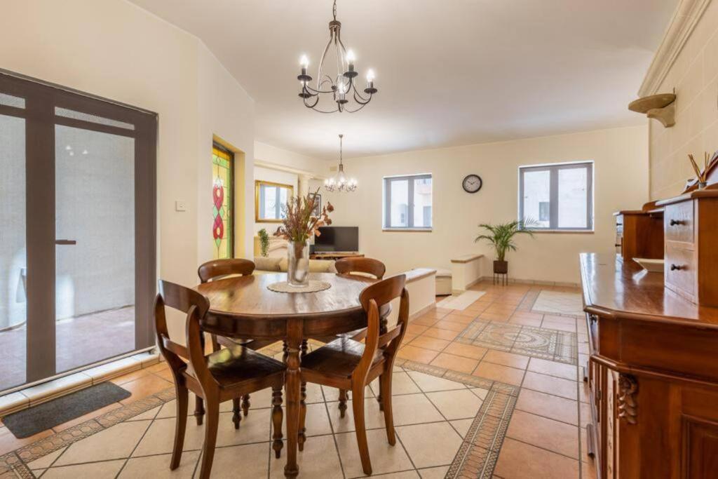 Posezení v ubytování Maisonette filled with Maltese charm in the south of Malta