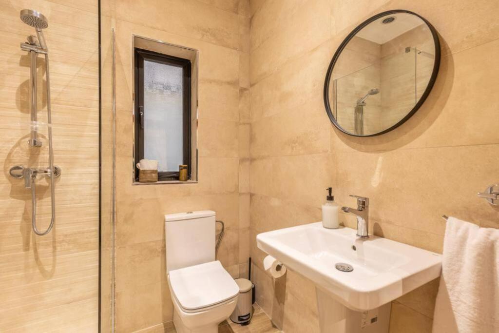 Koupelna v ubytování Maisonette filled with Maltese charm in the south of Malta