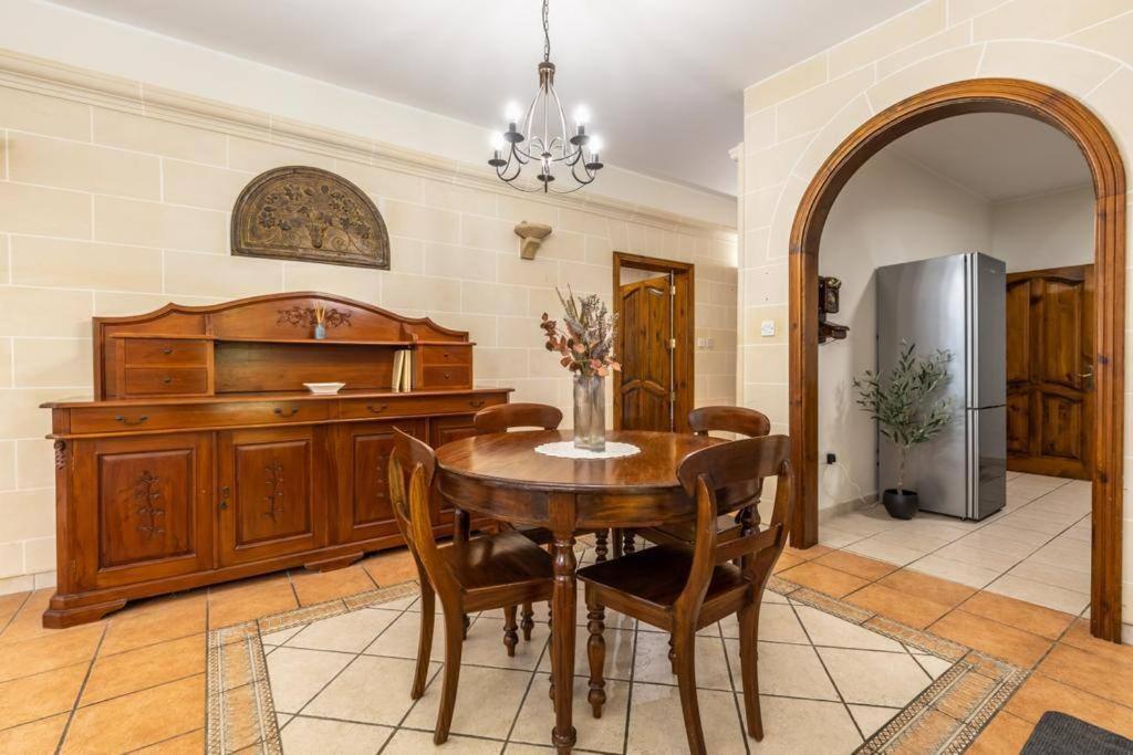 Fotografie z fotogalerie ubytování Maisonette filled with Maltese charm in the south of Malta v destinaci Marsaskala