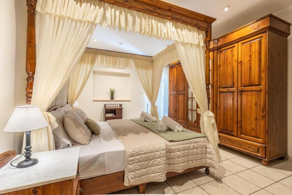 Postel nebo postele na pokoji v ubytování Maisonette filled with Maltese charm in the south of Malta