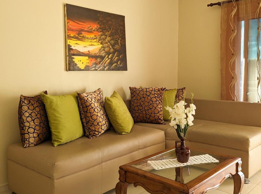 uma sala de estar com um sofá e uma mesa em Espacioso apartamento en Puerto Plata em San Felipe de Puerto Plata