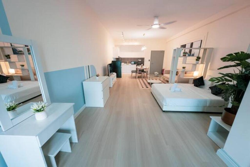 Postel nebo postele na pokoji v ubytování Netizen Cozy Suite By GUESTONIC