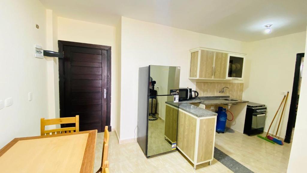 Cucina o angolo cottura di جراند هيلز الساحل الشمالي Grand Hills North Coast شالية فندقي H047 عائلات فقط