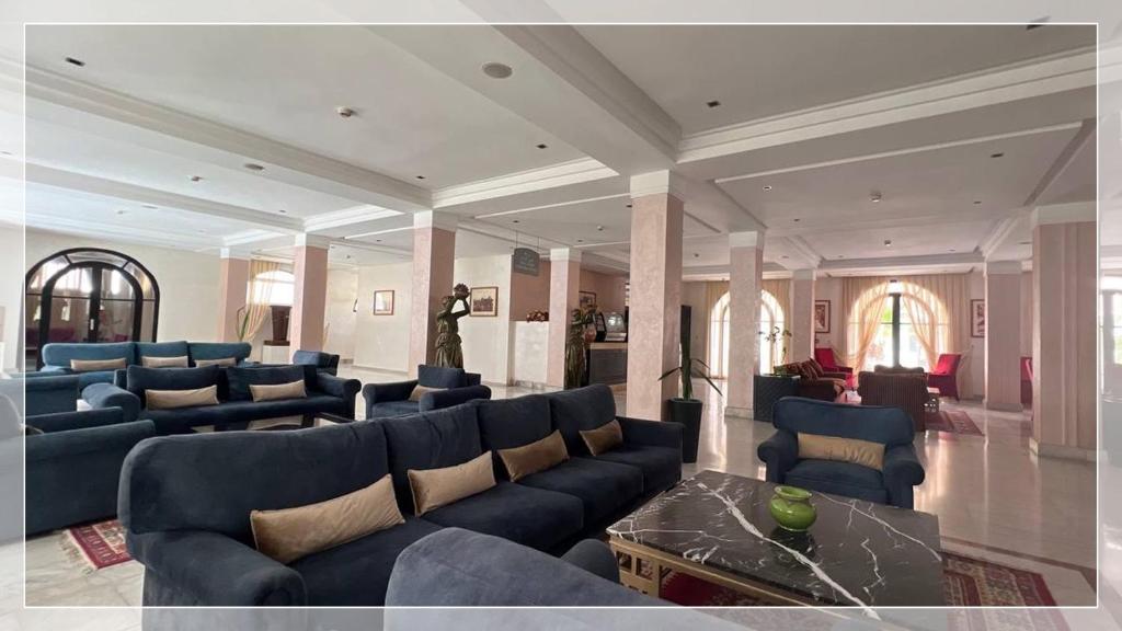 Coin salon dans l'établissement Hotel Al Massira