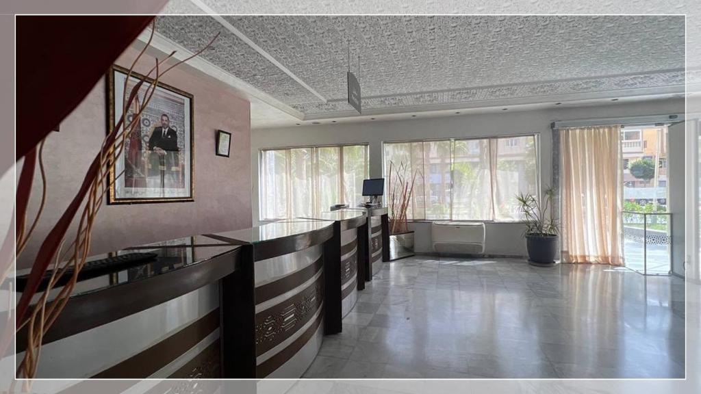 une grande chambre avec une réception dans un bâtiment dans l'établissement Hotel Al Massira, à Laâyoune