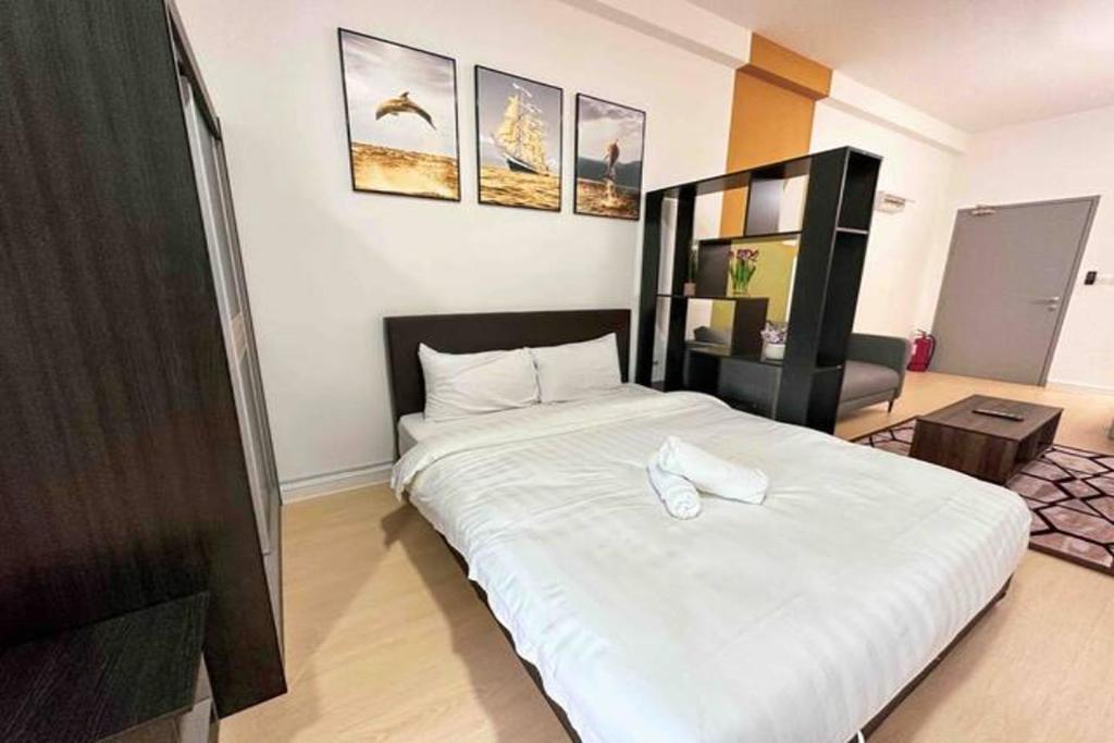 Postel nebo postele na pokoji v ubytování Netizen Cozy Suite By GUESTONIC