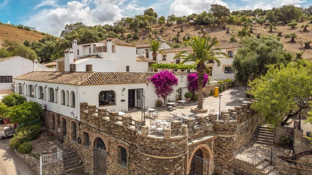 una vista aérea de una casa blanca con flores púrpuras en Cortijo Huerta Dorotea, en Prado del Rey