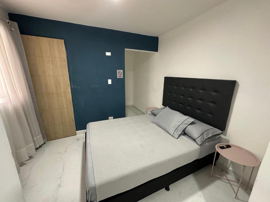 Postel nebo postele na pokoji v ubytování Hotel Florida Inn