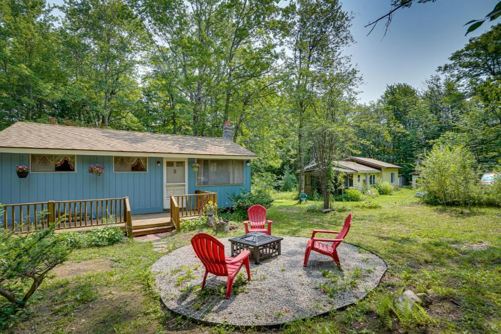 Sodas prie apgyvendinimo įstaigos Cozy Becket Cottage Escape with Lake Access!