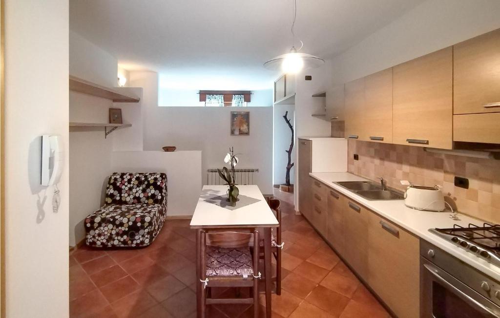 Ponte CaffaroにあるNice Apartment In Bagolino With Kitchenのキッチン(テーブル、椅子付)