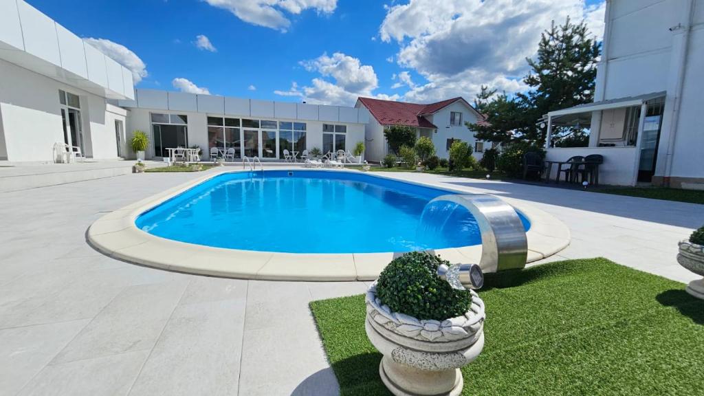 una piscina en un patio junto a un edificio en Fantastic camp en Piteşti
