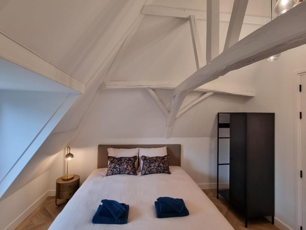 ミデルブルフにあるElysian Yellow Suiteのベッドルーム1室(大型ベッド1台、枕2つ付)