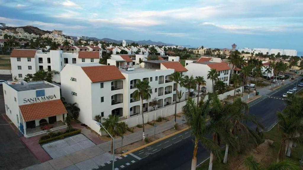 eine Luftansicht einer Stadt mit weißen Gebäuden in der Unterkunft Zona Hotelera San José del Cabo in San José del Cabo