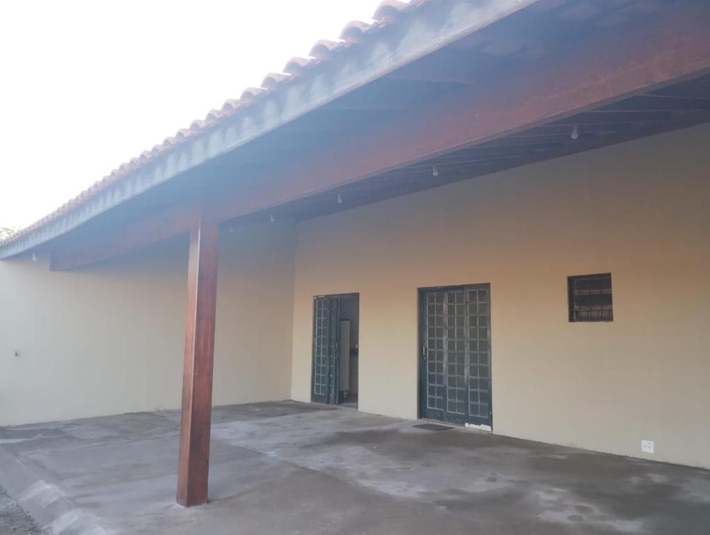 une pièce vide avec deux portes dans un bâtiment dans l'établissement Barretos casa pra festa do peão, à Barretos