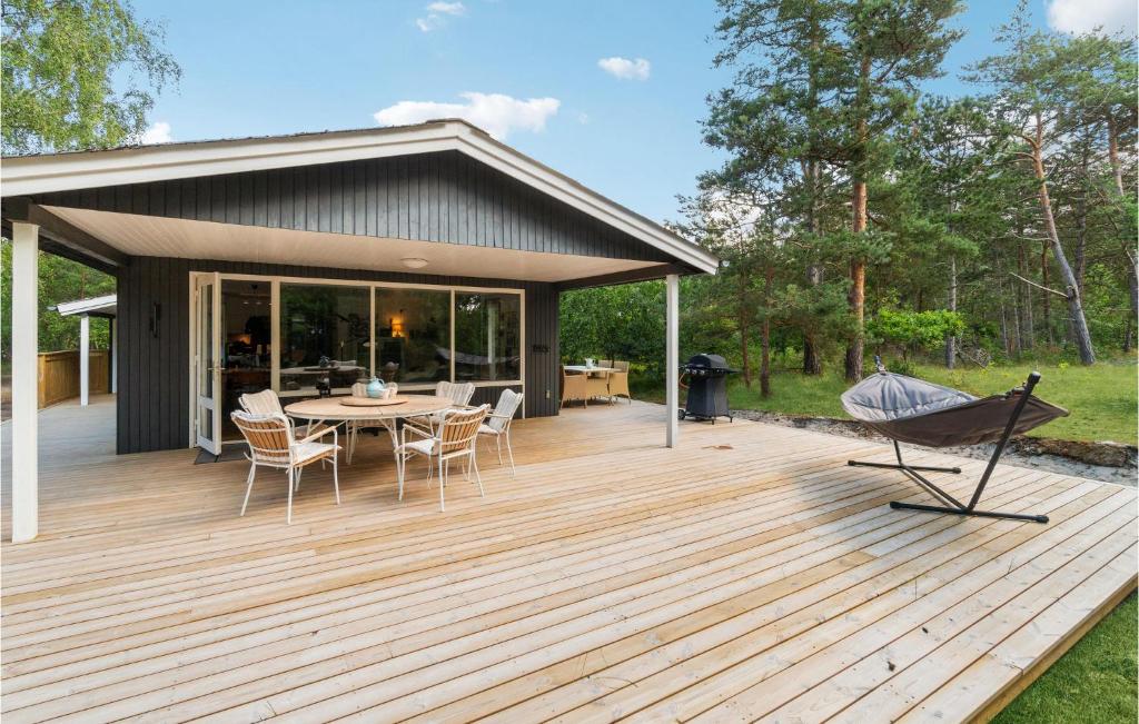 Patio nebo venkovní prostory v ubytování Beautiful Home In Aakirkeby With 3 Bedrooms