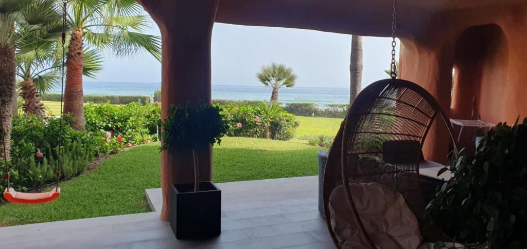 un porche de una casa con vistas al océano en Luxury sea views apartment, en Marbella