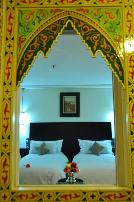 سرير أو أسرّة في غرفة في Palais Riad Reda & Spa