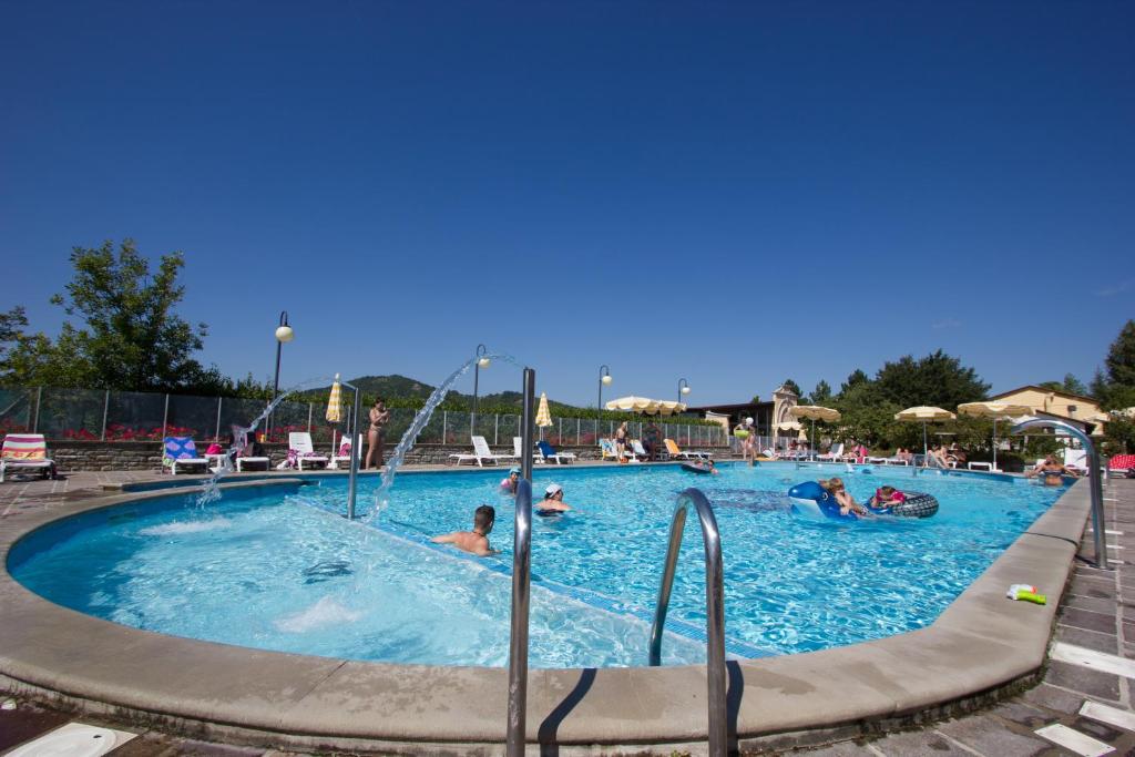 un groupe de personnes dans une piscine dans l'établissement Antico Borgo I Cancelli, à Palazzuolo sul Senio