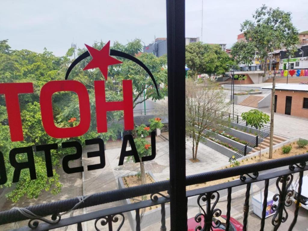 uma vista a partir de uma varanda com o sinal de um tuc ratea em Hotel La Estrella em San Luis