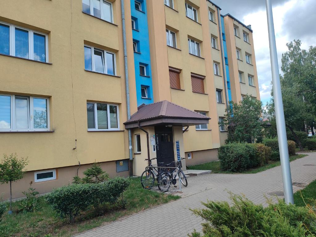 una bicicleta estacionada frente a un edificio en Apartament Centrum, en Suwałki