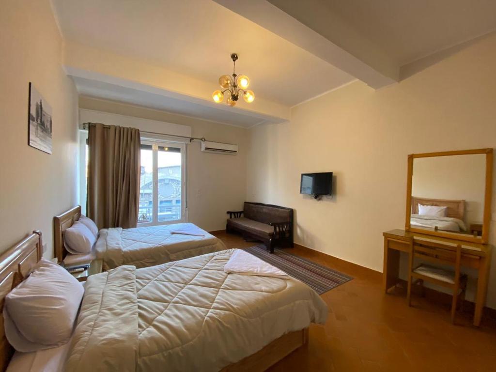 Postel nebo postele na pokoji v ubytování Central Cairo Hotel