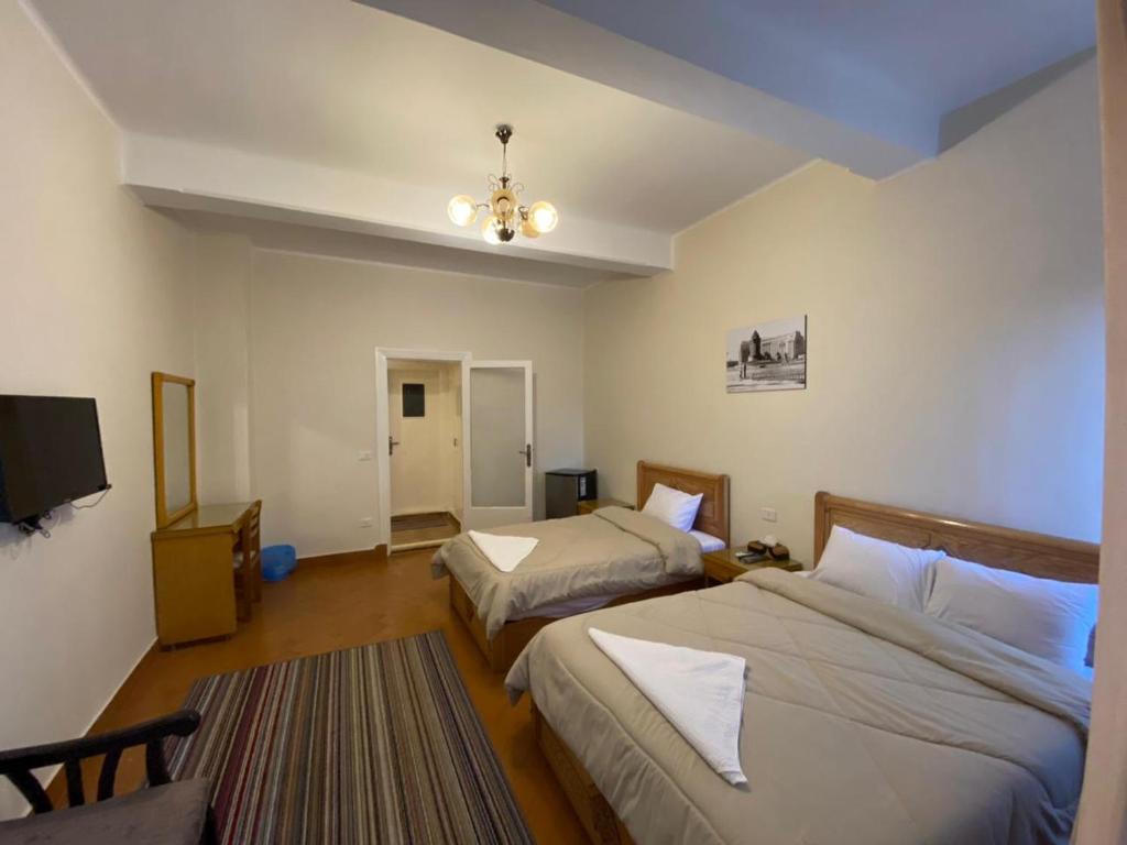 Postel nebo postele na pokoji v ubytování Central Cairo Hotel
