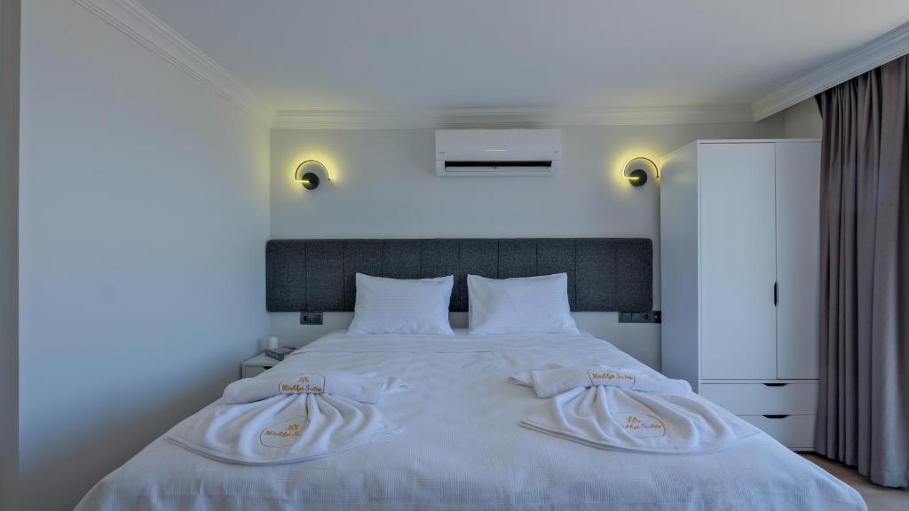 Postel nebo postele na pokoji v ubytování Miralya Suites