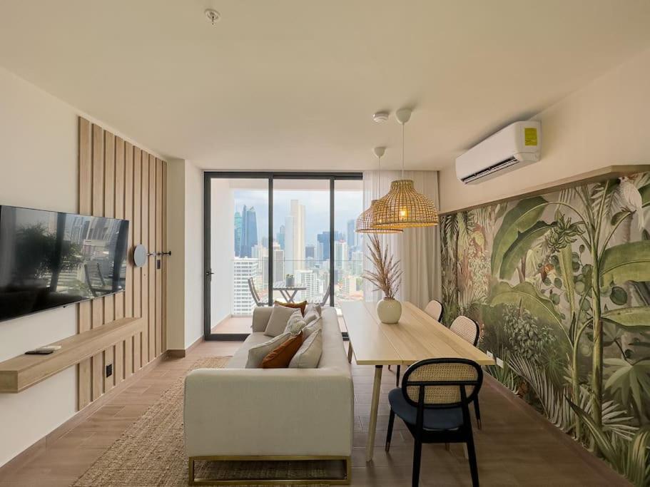 sala de estar con sofá blanco y mesa en Isthmus Concept Apartment en Panamá