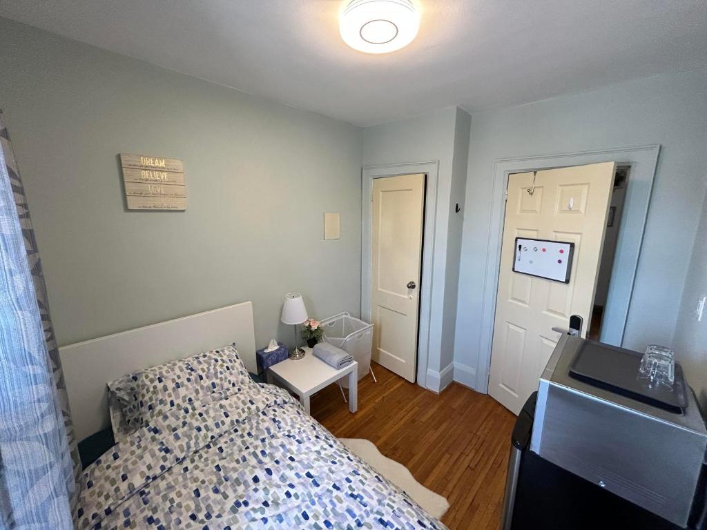 una piccola camera con un letto e una porta di TORONTO Midtown Spot 1 a Toronto
