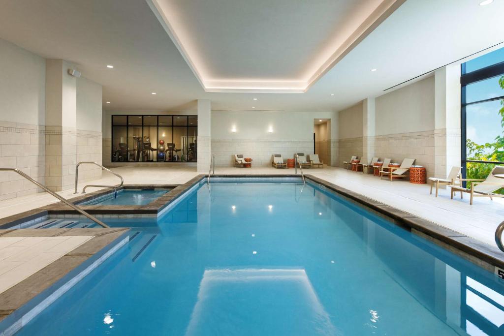 una piscina en una casa con una casa en Embassy Suites Amarillo Downtown, en Amarillo