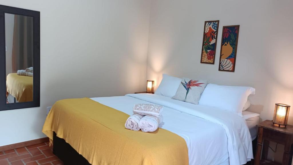 Uma cama ou camas num quarto em Pousada Estrelícia